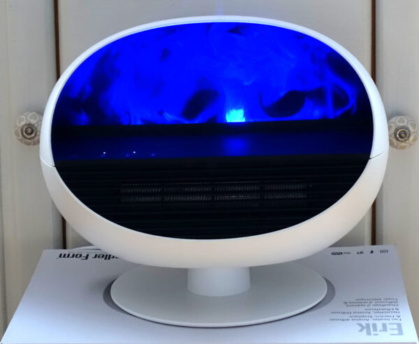 Flammenoptik des Stadler Form Erik in blauer Beleuchtung