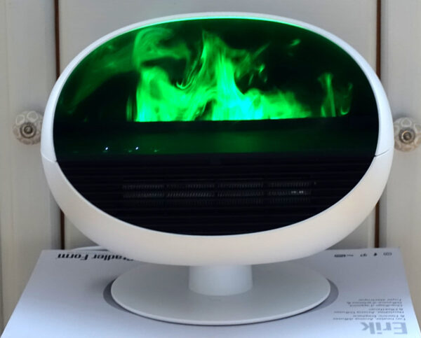 Flammenoptik des Stadler Form Erik in grüner Beleuchtung