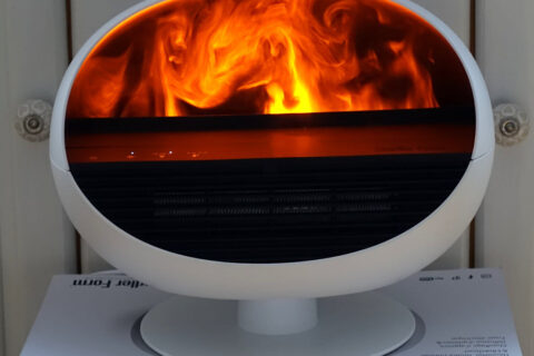 Flammenoptik des Stadler Form Erik in orangefarbener Beleuchtung