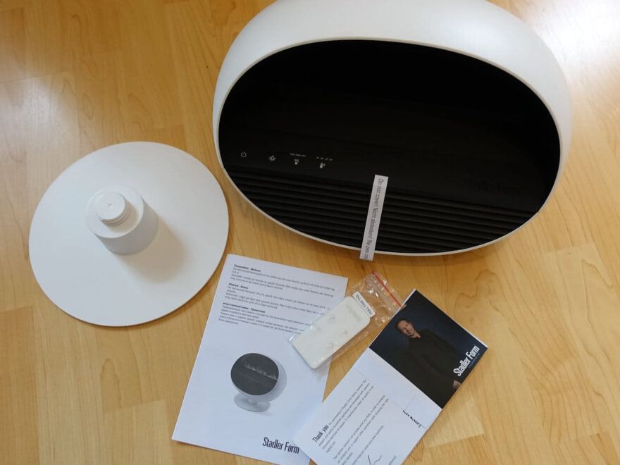 Stadler Form Erik 3-in-1 im Lieferumfang mit Zubehör und Bedienungsanleitung auf Holzboden